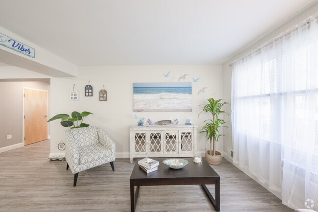 3BR, 1.5BA - 1040SF