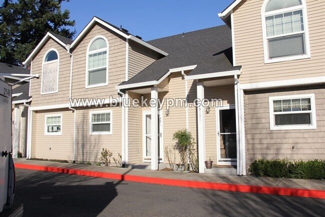 Building Photo - 2 Bed, 2.5 Bath  Townhome in Rockwood Neig...
