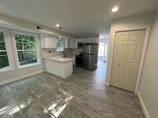 Building Photo - 1083 Whalley Ave Rental