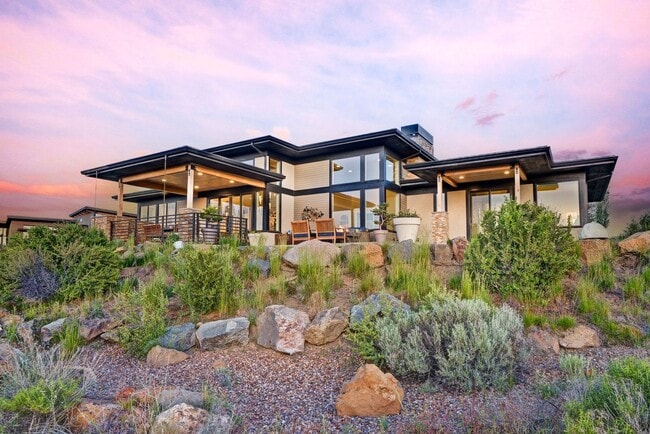 Building Photo - Beautiful home in the gated community of Tetherow