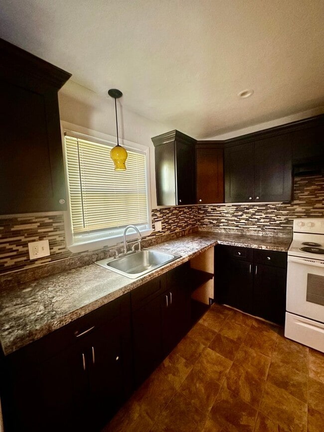 Photo - Cute 3 Bedroom 1 Bath For Rent!