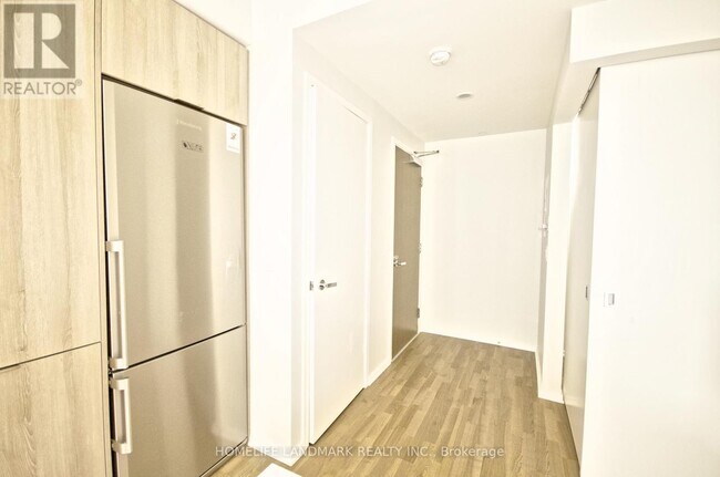 Photo - 1 Bloor St E Unit 809