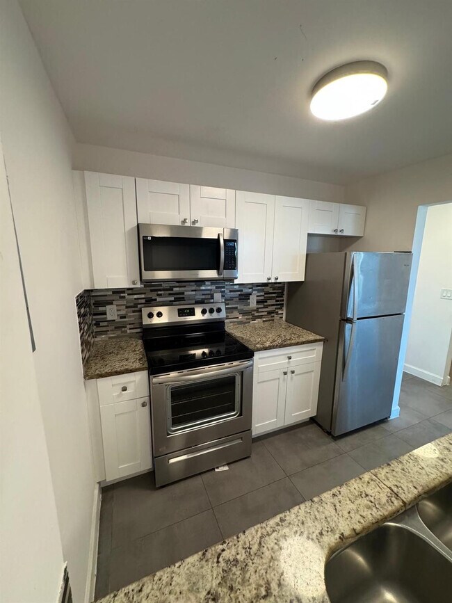 Building Photo - 13390 NE 7th Ave Unit 314