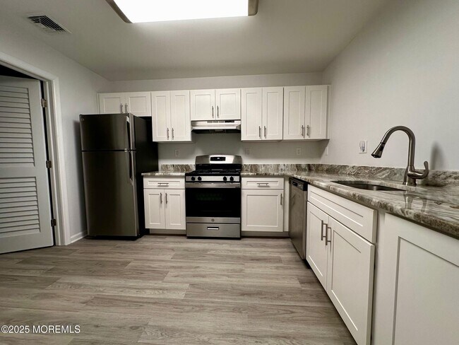 Photo - 373 Yorkshire Pl