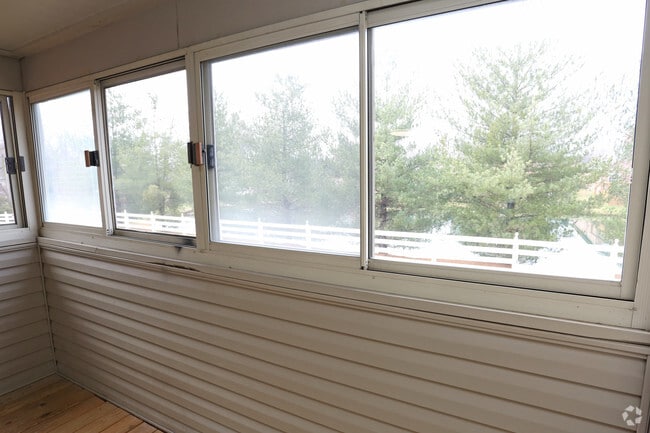2BR, 2BA - 1,015 SF - Patio
