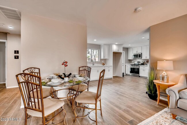 Photo - 1806 E Don Carlos