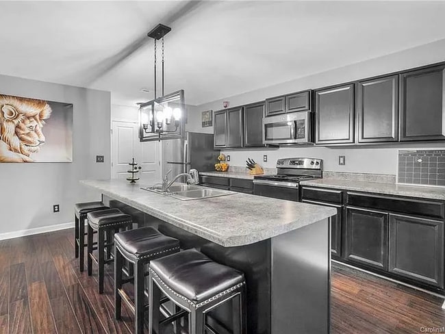 Photo - 1635 Hooper Court