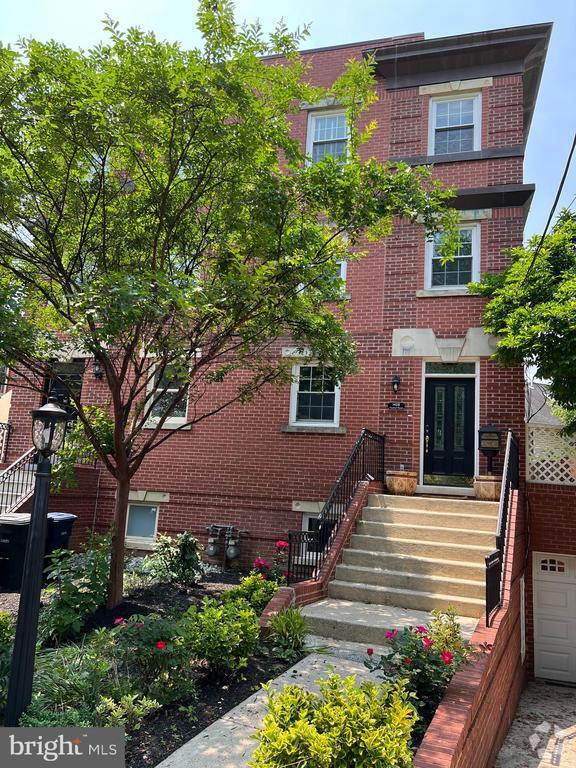Building Photo - 1408 Foxhall Rd NW Rental