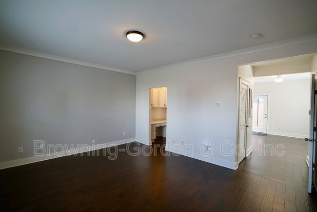 Photo - 110 W Mill Dr