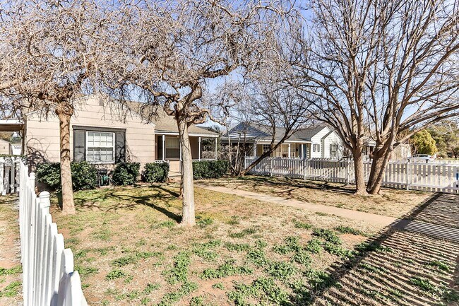 Photo - Very Cute Contemporary Home With Great Cur...