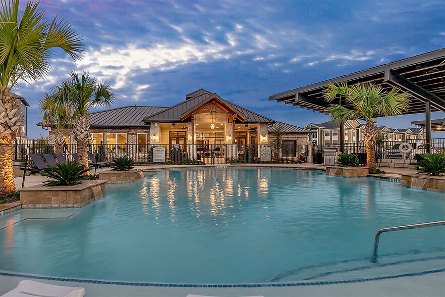 Resort Style Pool & Outdoor Lounge