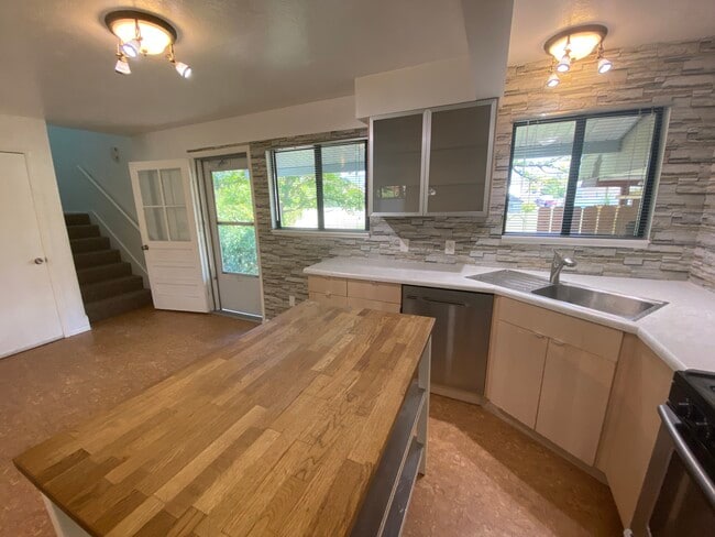 Entrada - 401 E Maxwell Ln Unidad B