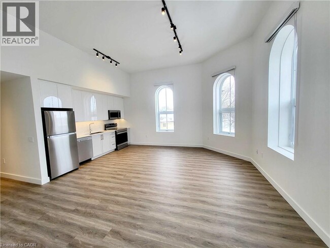 Photo - 75 Huron St