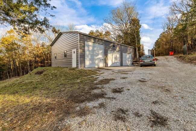 Tienda disponible por $300 o más al mes. - 27497 Old Pace Ln