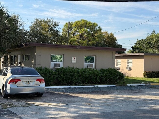 Photo - 911 NW 12th Ave Unidad 1-a