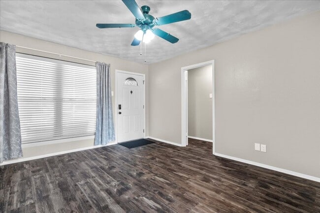 Photo - Ready for Immediate Move-In! 3 Bed 2 Bath Renovated 1225 SQFT House in Richardson Heights.