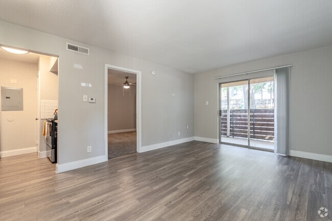 1BR, 1BA - 561SF - Living Room