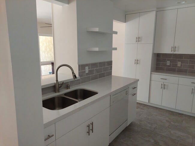 Kitchen newly renovated - 5600 Kensington Way Unit 102