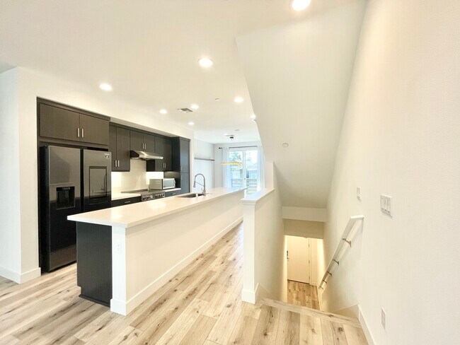 Cocina con gran isla - 2374 Filbert St