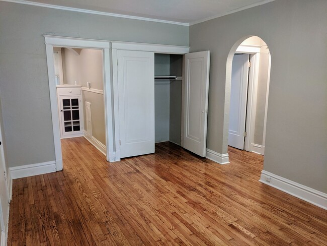 Building Photo - Charming 1 bedroom Apartment. Professional... Unit 3852-1S