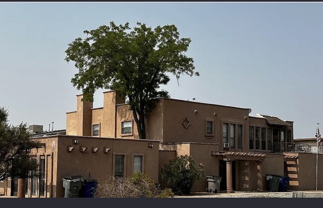 Building Photo - 1605 Common Dr