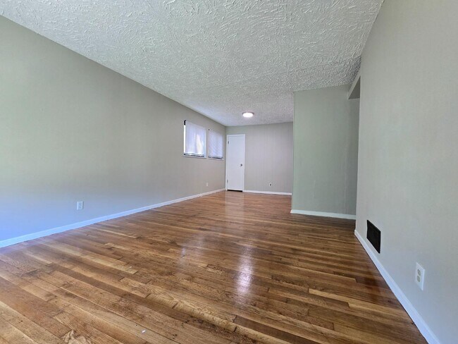 Photo - 240 Mc Alpine Dr