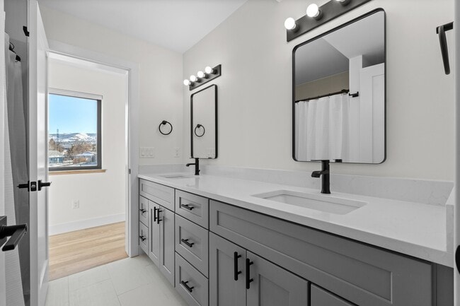 Photo - 1150 Nile St