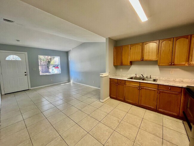 Photo - Conveniently Located 3BR/1BA Dade City Triplex NO APPLICATION FEE!