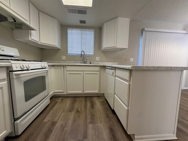 Photo - Spacious 2 Bed Townhome with Balcony, Washer/Dryer Included