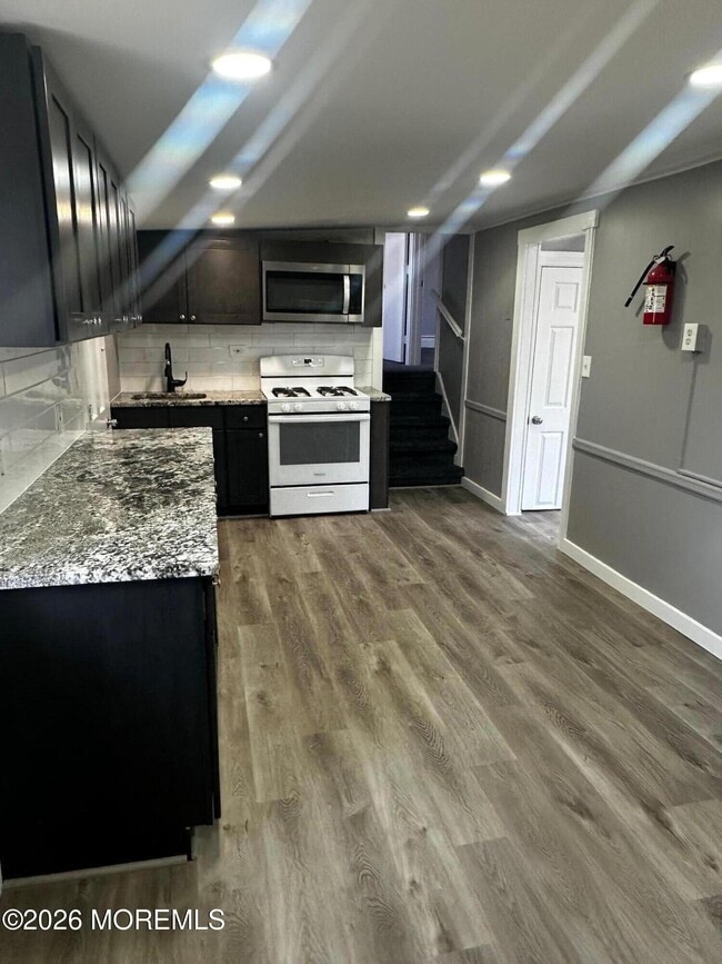 Building Photo - 114 W 4th St