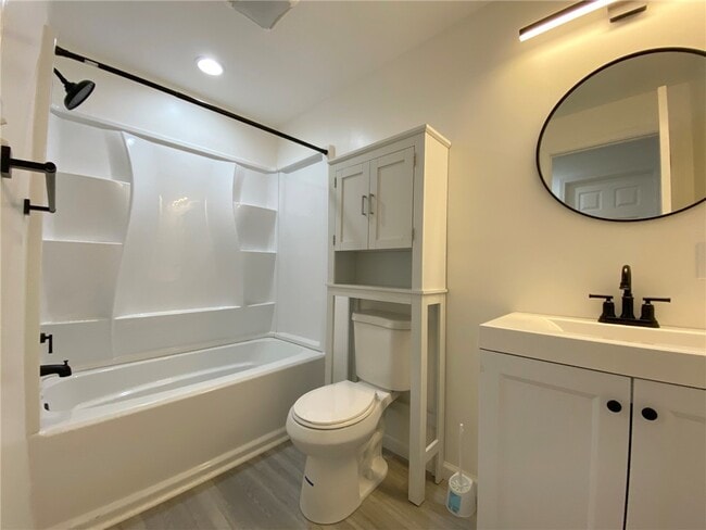 Photo - 470 W 2nd St