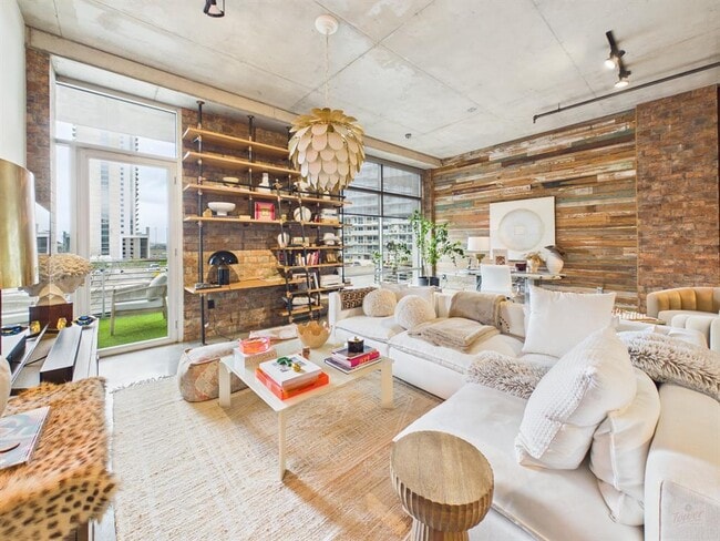 Photo - 800 W 5th St Unit 609