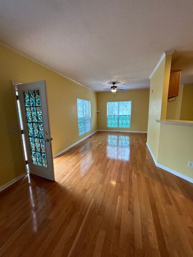 Photo - 100 Henson Pl