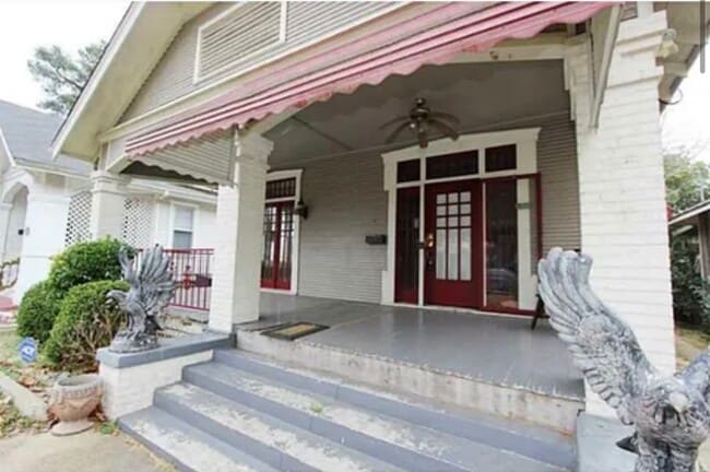 Photo - 445 College St