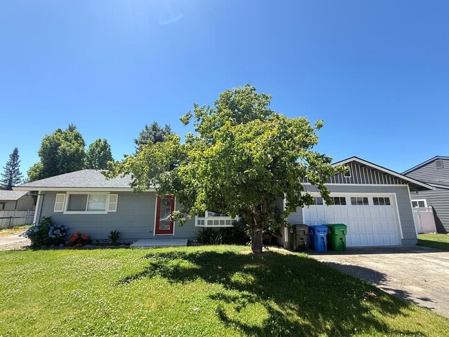 Building Photo - Beautiful 3 Bedroom, 2 Bathroom Rogue River Rental