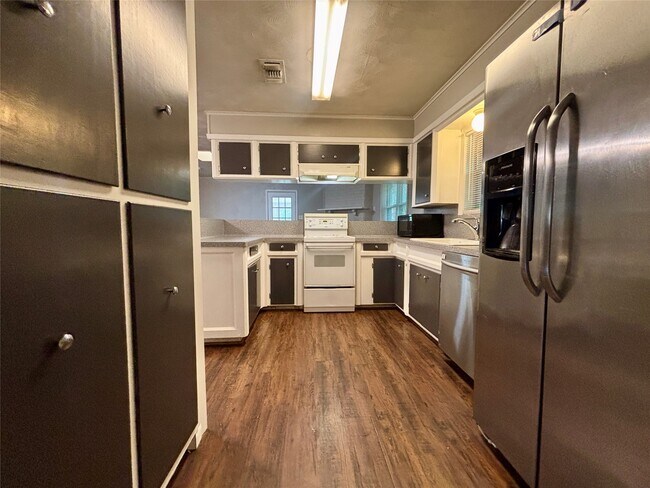 Photo - 2013 Oaklawn Dr