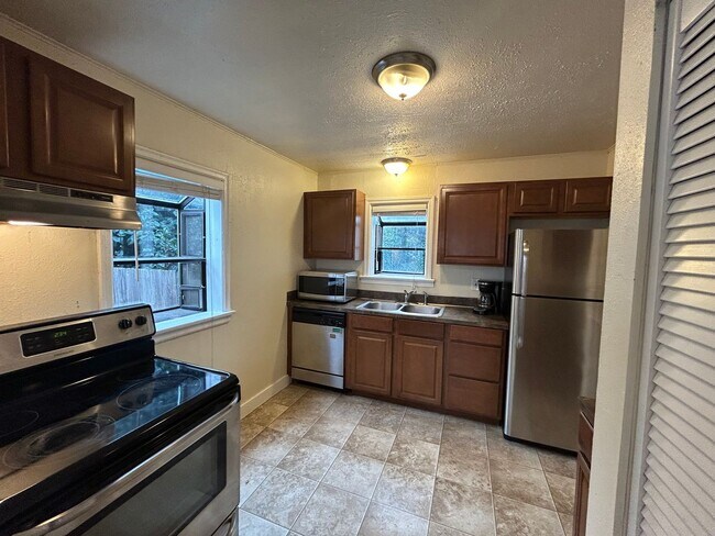 Photo - Great Location! 3 bed/ 1BA W/ Garage in Tacoma!