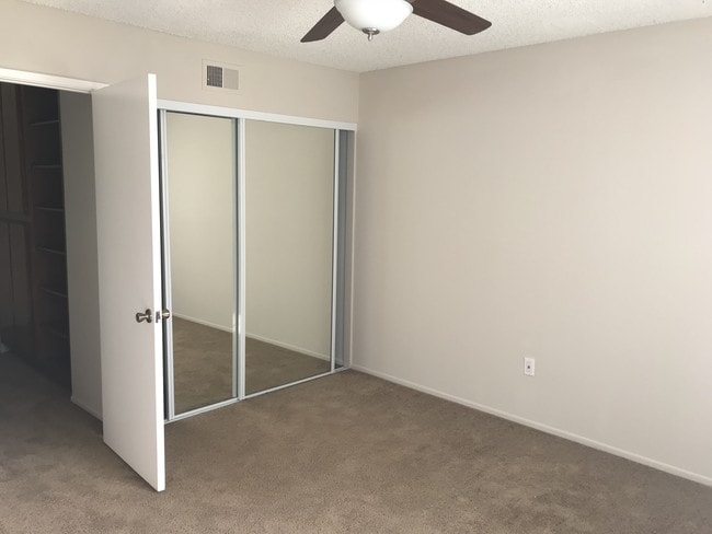 Ventilador de techo y armarios con espejos - Harbor Bluffs Apartments