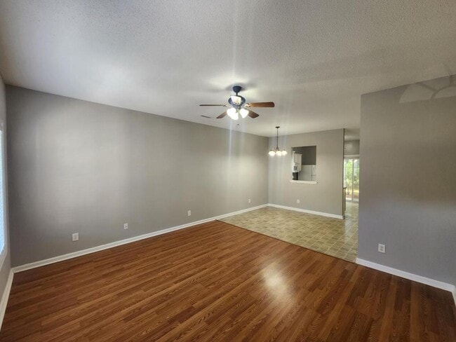 Photo - 111 Maddux Ln