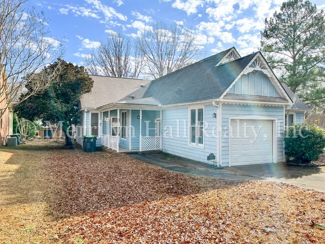 Charming Townhome with Garage! Close to the interstate and shopping!