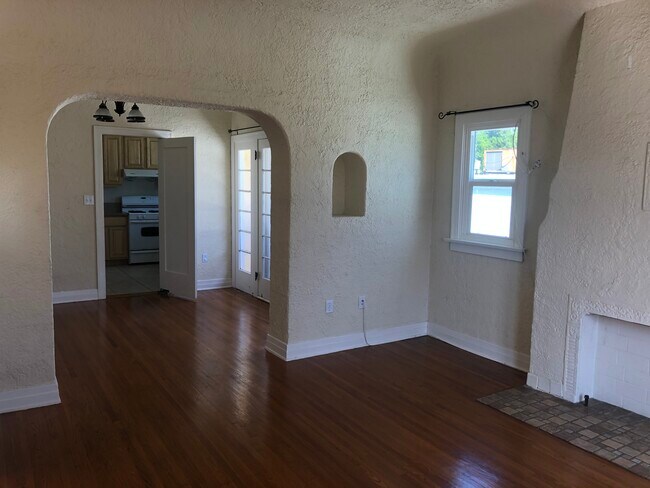 Photo - 1624 Huntington Dr Apartments Unit #4