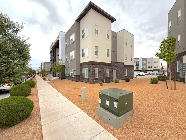 Building Photo - Desert Color Condo 3 bd, 2 bt, 1 Car Garage Unit 5204