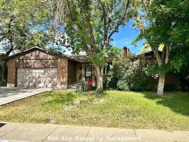 Building Photo - Country Club Dr. Single Family Home