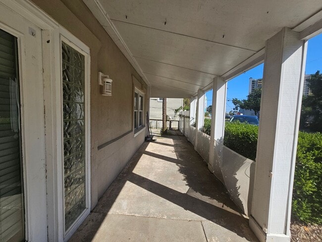 Photo - 3 BD / 2 BA Unfurnished - One block to the...