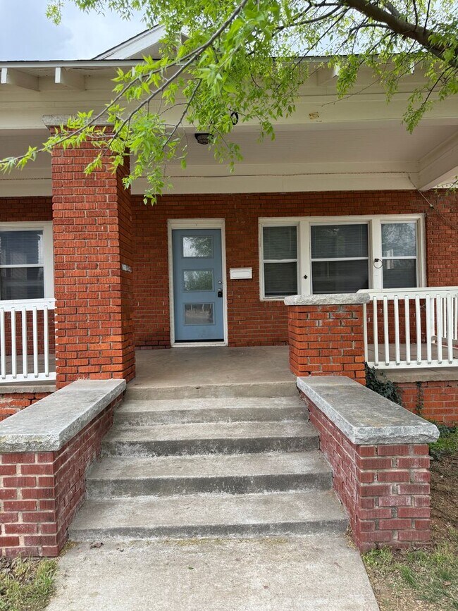 Photo - Spacious 3 Bed Near Downtown & OU Health + W/D Included & Driveway Parking