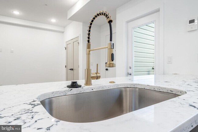 Photo - 608 S American St Unidad 6