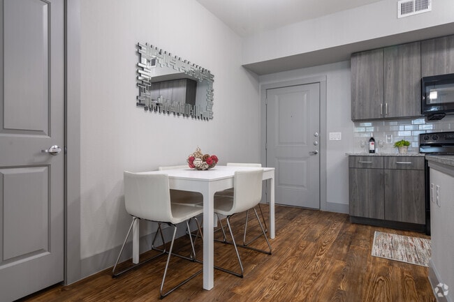 2BR, 2BA - 936SF - The Broadway
