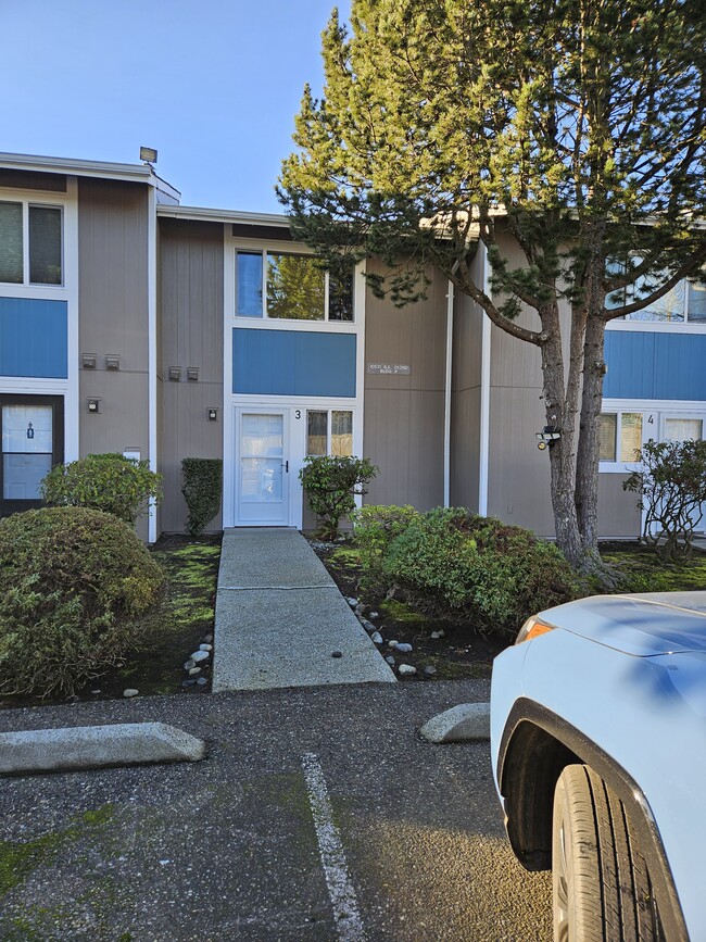 Center Unit in Quite 5 plex with 2 parting spaces right in front - 10521 SE 252nd St Townhome