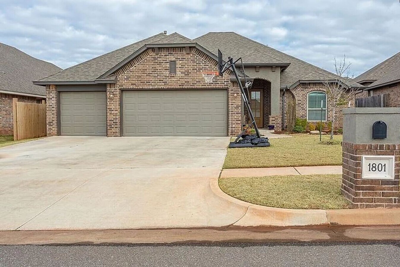 Spacious 4-Bedroom Home in Moore! - Spacious 4-Bedroom Home in Moore!