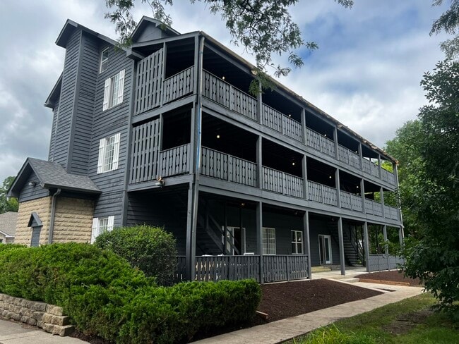 Building Photo - 10102 Main St Rental